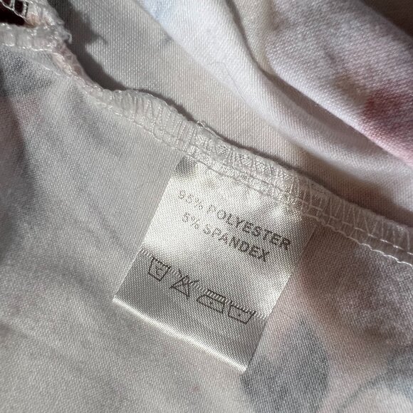 ๐Beautiful Floral Red Roses Long Sleeveless V- Neckline Plus Size Top - Picture 12 of 14